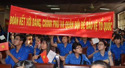 Sinh viên biểu thị lòng yêu nước. Ảnh: baoxaydung.com.vn