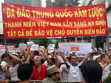 Người dân TPHCM tiếp tục diễu hành phản đối Trung Quốc - 12 Người dân đồng lòng biểu thị tình yêu nước (Ảnh: Việt Hưng)