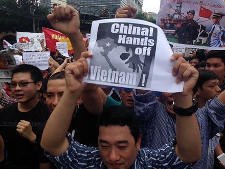 Người dân TPHCM tiếp tục diễu hành phản đối Trung Quốc - 13 Người dân đồng lòng biểu thị tình yêu nước (Ảnh: Việt Hưng)