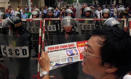 Người dân TPHCM tiếp tục diễu hành phản đối Trung Quốc - 14 Người dân đồng lòng biểu thị tình yêu nước (Ảnh: Việt Hưng)