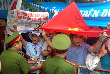 Người dân TPHCM tiếp tục diễu hành phản đối Trung Quốc - 18 Diễu qua các tuyến đường