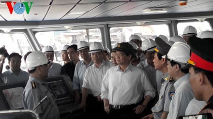 Thủ tướng Nguyễn Tấn Dũng kiểm tra dự án đóng mới tàu kiểm ngư - 1 Thủ tướng Nguyễn Tấn Dũng kiểm tra dự án đóng mới tàu kiểm ngư ở Quảng Ninh