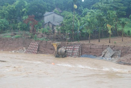 Lào Cai: Mưa dữ dội, nước sông Hồng dâng cao - 1 Lào Cai: Mưa dữ dội, nước sông Hồng dâng cao đột ngột