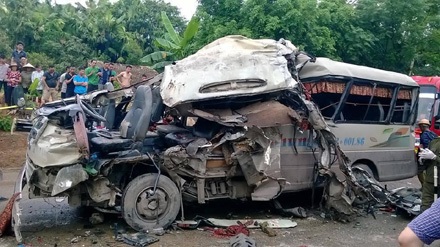 Xe khách tông xe đầu kéo, 1 người chết, 11 người bị thương - 1 Hiện trường vụ tai nạn