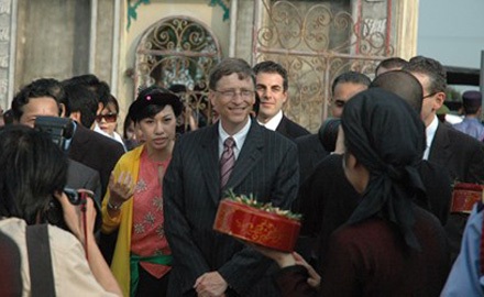 Theo quy định
mới, Bill Gates cũng không được làm việc tại Việt Nam. Ảnh: Hồng Vĩnh