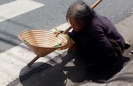 Kiếm tiền triệu nhờ người ăn xin - 3 Ông già mù, đứa bé và bà Lương đang đi ăn xin trong khi Thành cho rằng họ đi bán vé số.