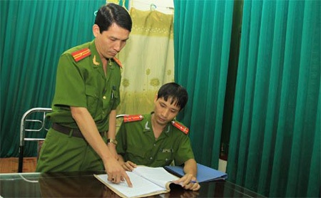 Dẫu thương tích cũng không buông tay bắt tội phạm ma túy - 1 Thiếu tá Phan Văn Lý đang trao đổi công việc với trinh sát trẻ Bùi Thế Hoàng.