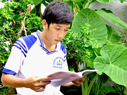Quặn lòng với kẻ đầu xanh khóc lo người đầu bạc - 2 Ngoài giờ làm, Hiếu có thể tranh thủ bất cứ nơi nào để học bài.