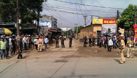 Con đường vào khu vực xảy ra vụ việc được phong tỏa để bảo vệ hiện trường