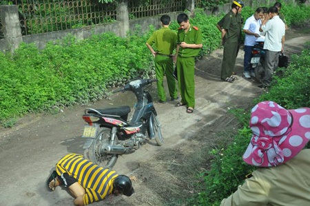 Hà Nội: Phát hiện xác người đàn ông chết trong tư thế quỳ gối - 1 Hà Nội: Phát hiện xác người đàn ông chết trong tư thế quỳ gối
