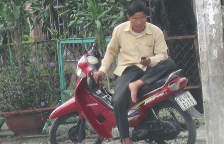 Thuê “cha, mẹ” đi ăn xin - 1 Ông Chung đang đợi để chở những người ăn xin về nhà trọ. Ảnh: TD