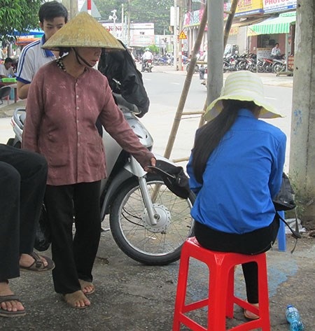 Thuê “cha, mẹ” đi ăn xin - 2 Bà T., ông T. bị ông Chung lừa đi ăn xin thuê. Ảnh trong bài: TIẾN DŨNG
