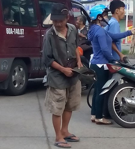 Thuê “cha, mẹ” đi ăn xin - 3 Bà T., ông T. bị ông Chung lừa đi ăn xin thuê. Ảnh trong bài: TIẾN DŨNG
