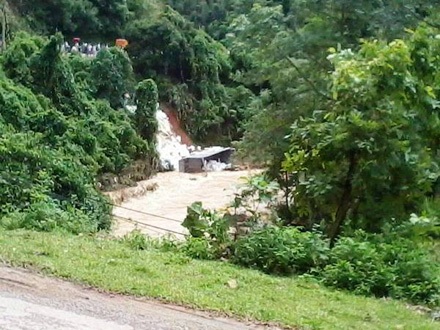 Phần lớn số hàng hóa trên xe bị ngâm dưới nước