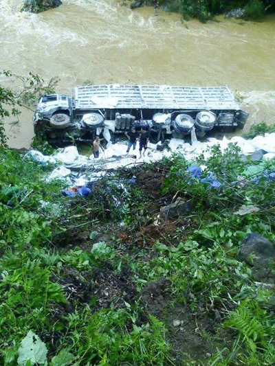 Chiếc xe chở gạo nằm gọn dưới vực sâu 20m