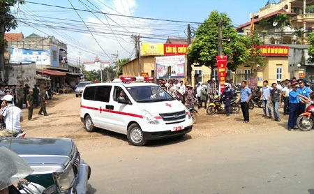 Xe cứu thương khẩn trương đưa nạn nhân đi cấp cứu (Tiến Nguyên)