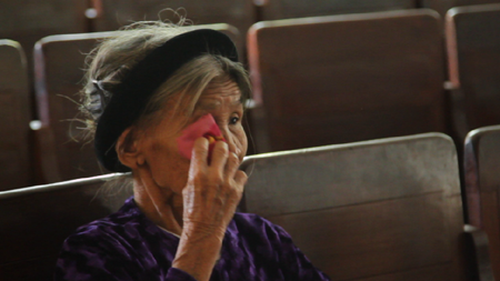 Mẹ Phan Thị Lan khóc khi nói về cháu gái của mình bị bệnh máu trắng