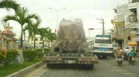 Chiếc xe khủng đang chạy trên đường qua huyện Diên Khánh (Khánh Hòa)