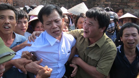 Quyền im lặng đang bị "lặng im" - 1 Ông Nguyễn Thanh Chấn (áo trắng) được minh oan sau 10 năm tù tội.