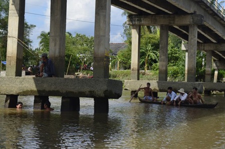 Nhiều người thử trổ tài lặn nhưng chưa ai bắt được cá