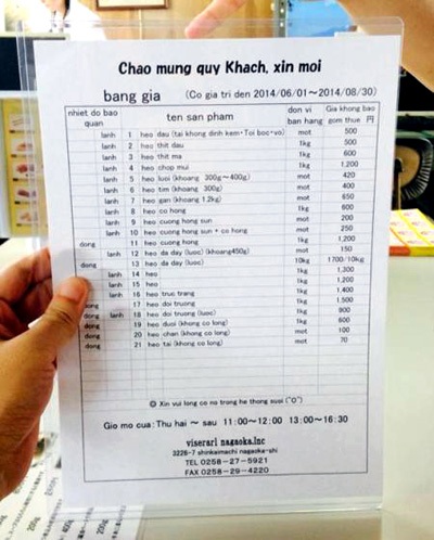 Dân Nhật học tiếng Việt, bán lòng lợn cho người Việt - 1 Ảnh chụp bảng giá bằng tiếng Việt tại một siêu thị ở Nagaoka, Nhật Bản.