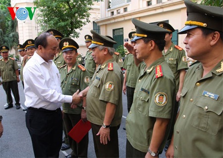 Phó Thủ tướng Nguyễn Xuân Phúc thăm Cục Xuất nhập cảnh-Bộ Công an (Ảnh: Việt Cường)