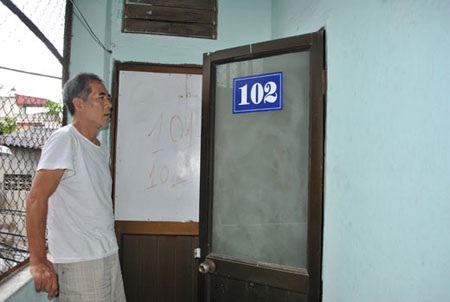 Phòng trọ bí ẩn của kẻ bắt cóc con tin - 2 Bình được ông Thịnh sắp xếp phòng số 102.