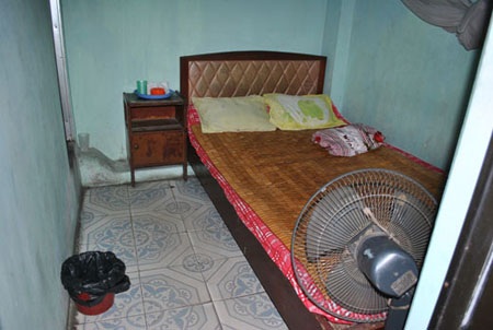 Phòng trọ bí ẩn của kẻ bắt cóc con tin - 3 Bên trong căn phòng chứa súng, đạn, côn của Bình.