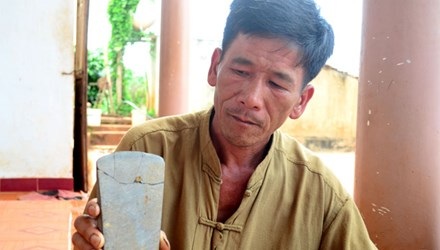 Ông Hạ với chiếc rìu đá đào được