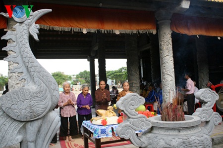 Dân làng Ninh Vân trong lễ giỗ tổ nghề