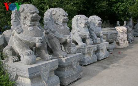 Những cặp sư tử đá “ngoại lai” đã thành hình đều ế ẩm vì không còn người mua