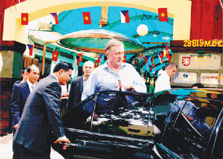 Cảnh vệ mở cửa xe cho khách VIP