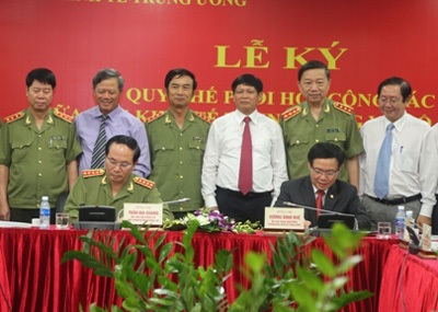 Ban Kinh tế Trung ương và Bộ Công an ký Quy chế phối hợp công tác - 1 Ban Kinh tế Trung ương và Bộ Công an ký Quy chế phối hợp công tác