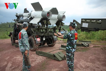 Hình ảnh thử nghiệm thành công tổ hợp tên lửa phòng không cải tiến - 5 Cán bộ, chiến sĩ tiểu đoàn 181 điều khiển xe chở tên lửa vào khu vực bệ phóng