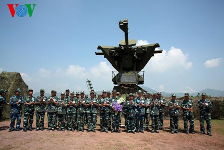 Hình ảnh thử nghiệm thành công tổ hợp tên lửa phòng không cải tiến - 10 Bám sát, ấn nút phóng khi mục tiêu ở cự ly 14,2km và mục tiêu bị tiêu diệt ở cự ly 13,6km