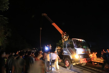 Khẩn trương đưa người bị thương đi cấp cứu (Ảnh: Phạm Ngọc Triển)