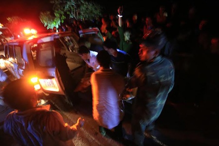 Khẩn trương đưa người bị thương đi cấp cứu (Ảnh: Phạm Ngọc Triển)