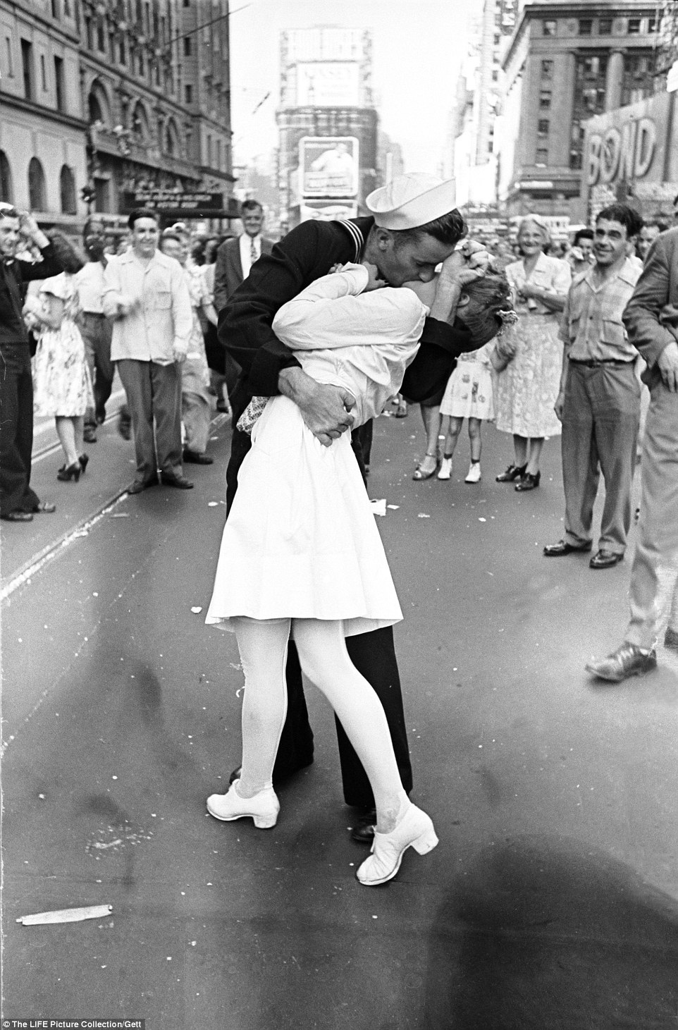 timesquare-kissing-1441603583965 timesquare-kissing-1441603583965