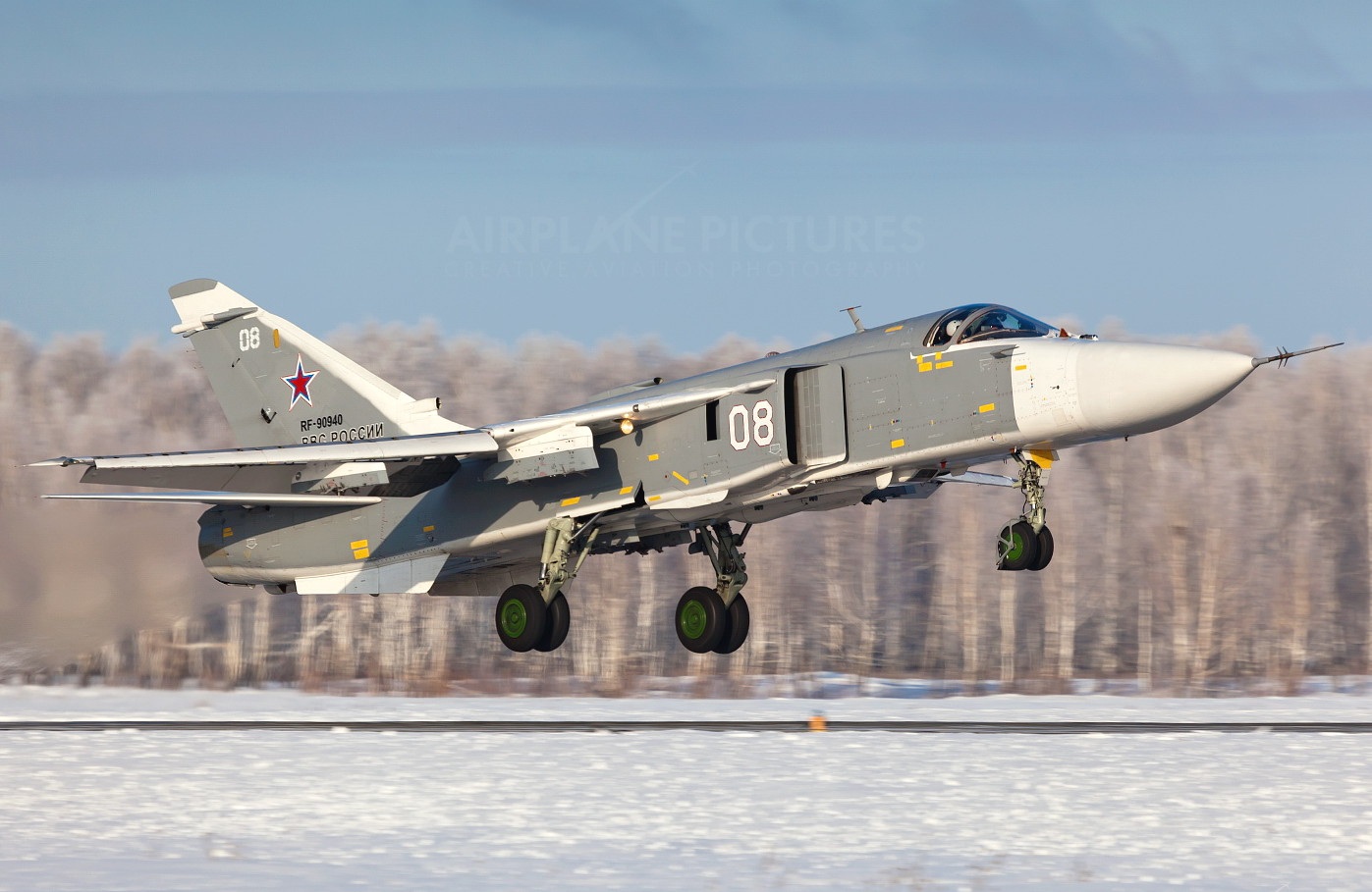 Uy lực bộ 3 chiến đấu cơ Nga đang oanh kích IS - 2 Hiệu quả của Su-24M đã được kiểm chứng với nhiều chiến dịch (Ảnh: Aviation)