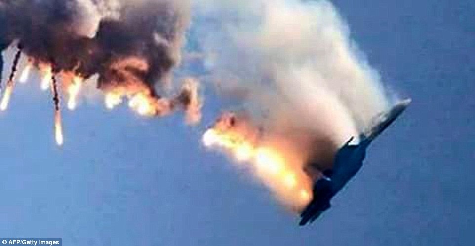 Tổng thống Putin tố Thổ Nhĩ Kỳ "đâm sau lưng", cảnh báo hậu quả lớn - 1 Chiếc Su-24 cháy ngùn ngùn trước khi rơi xuống lãnh thổ Syria (Ảnh: AFP)