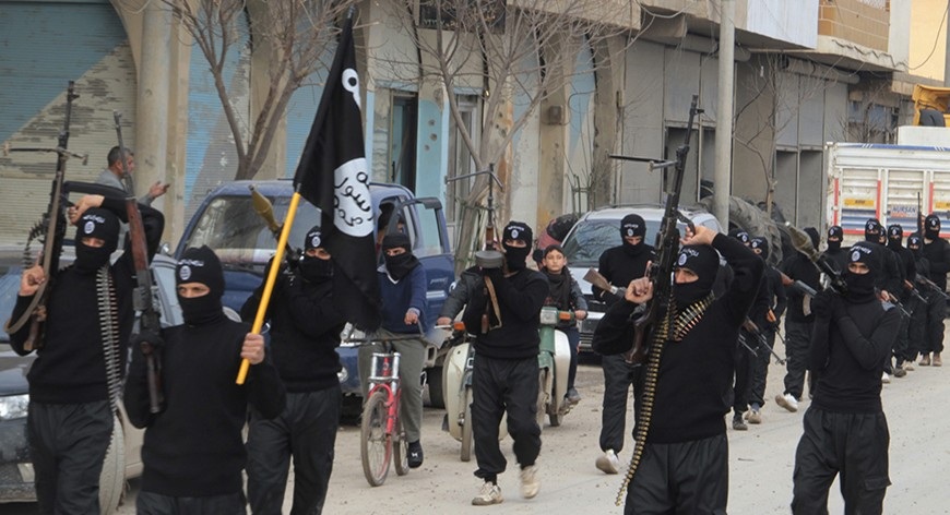 Báo Nga: Thổ Nhĩ Kỳ tuồn vũ khí cho khủng bố Syria, đổi lấy dầu và cổ vật - 1 Các chiến binh IS diễu hành tại một thị trấn gần biên giới Syria - Thổ Nhĩ Kỳ (Ảnh: AP)
