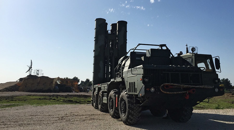 Nga đưa S-400 tới Syria, máy bay Mỹ-Thổ Nhĩ Kỳ “bất động” - 1 Hệ thống tên lửa S-400 được triển khai tại căn cứ Hmeymim, Syria (Ảnh: Sputnik)