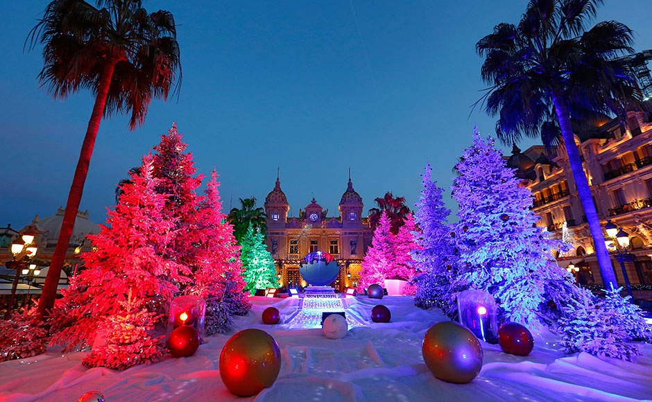 Không khí Giáng sinh lung linh khắp thế giới - 7 Không khí giáng sinh tràn ngập trước Monte Carlo Casino, tại Monaco (Ảnh: Telegraph)