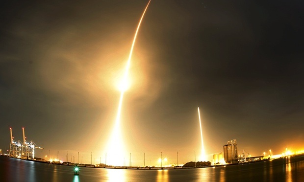 Một bức ảnh chụp chậm, ghi lại vệt sáng khi tên lửa bay lên và hạ cánh (Ảnh: Guardian)