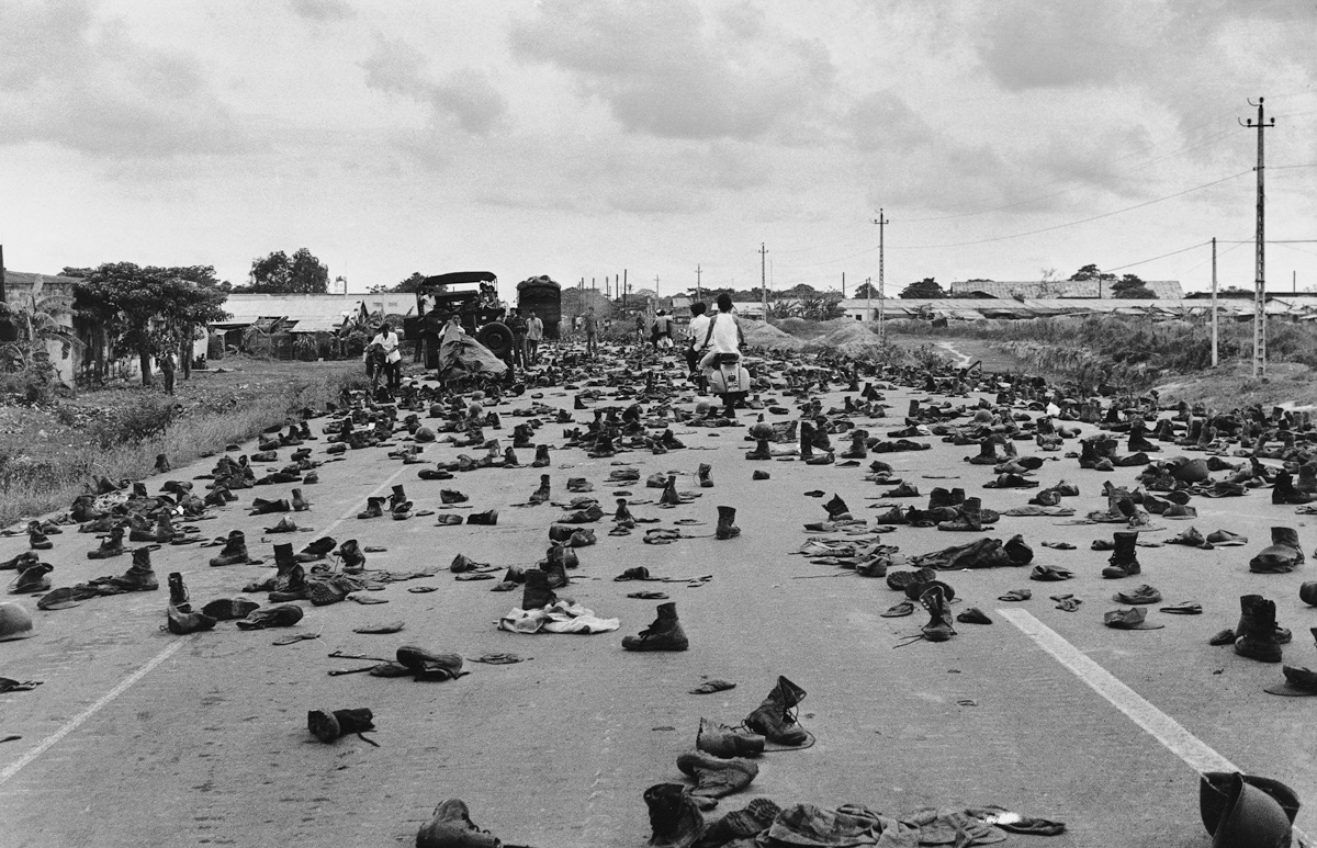 Những bức ảnh hiếm về chiến tranh Việt Nam - 15 Ngày 30/4/1975, rất nhiều giày, ủng chiến đấu bị lính ngụy vứt lại trên đường tháo chạy.