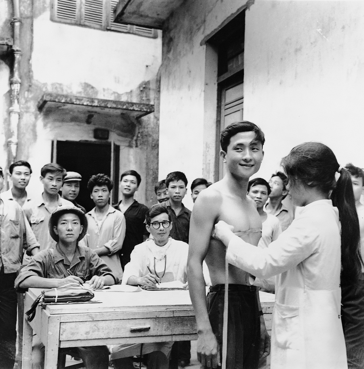 Những bức ảnh hiếm về chiến tranh Việt Nam - 3 Tháng 7/1967, các tân binh tươi cười trong ngày khám sức khỏe tại một điểm tuyển quân ở Hải Phòng. Từ lực lượng ban đầu chỉ khoảng 35.000 người năm 1950, bộ đội miền bắc đã không ngừng lớn mạnh với quân số trên nửa triệu người giữa những năm 1970. Ngay cả quân đội Mỹ cũng đã phải thừa nhận bộ đội Việt Nam là một trong những lực lượng tinh nhuệ nhất thế giới.
