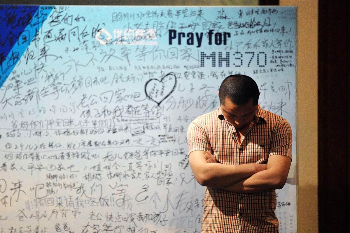 Thảm kịch MH370: 2 năm và những câu hỏi chưa lời đáp - 2 Thân nhân nhiều hành khách vẫn chưa thể nguôi ngoai nỗi đau, sau 2 năm không thể tìm thấy tung tích. (Ảnh: ST)