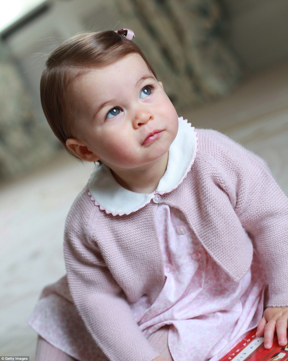 Công chúa nhỏ nước Anh tròn một tuổi siêu dễ thương - 1 Charlotte trong sáng, dễ thương trong bộ áo len đan màu hồng cùng kẹp tóc. (Ảnh: Getty)