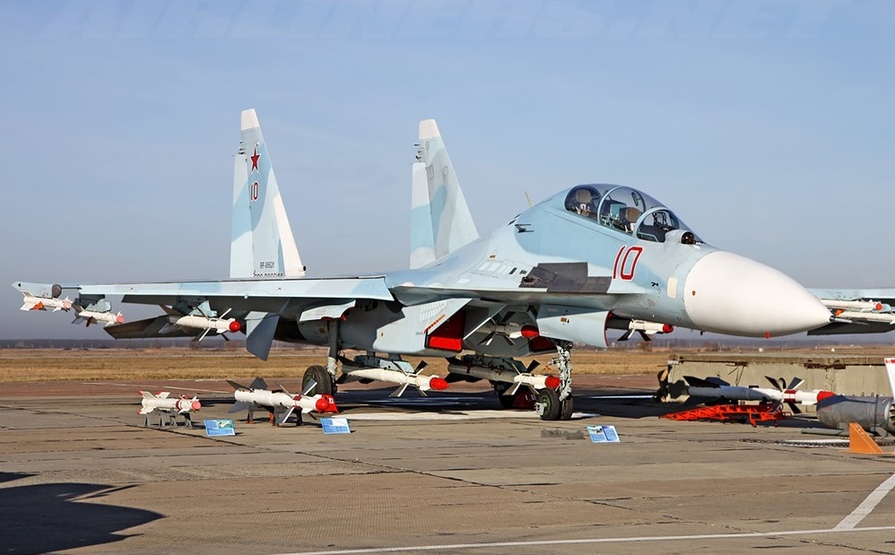 Uy lực "đáng nể" của chiến đấu cơ Su-30MK2 - 1 Su-30MK2 có thể mang được nhiều loại tên lửa dẫn đường, bom dẫn đường và rocket. (Ảnh: Aviation)