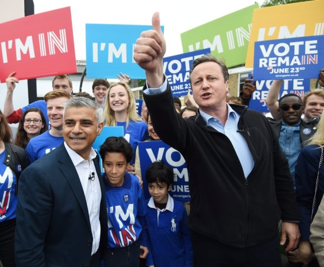 Điều gì xảy ra nếu cử tri Anh bỏ phiếu rời bỏ EU? - 2 Thủ tướng Anh David Cameron (phải) nỗ lực vận động cử tri bỏ phiếu ở lại EU. (Ảnh: Getty)